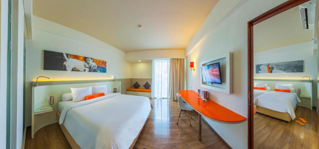 Postel nebo postele na pokoji v ubytování HARRIS Hotel Seminyak