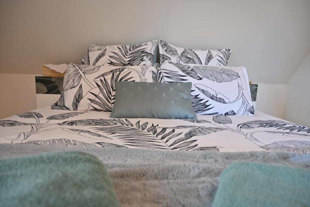 a bed with a laptop on top of it at Nature Nest in Pontivy