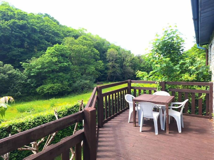 une terrasse en bois avec une table et des chaises dessus dans l'établissement Rusey Cottage at Crackington Haven, near Bude and Boscastle, Cornwall, à Bude