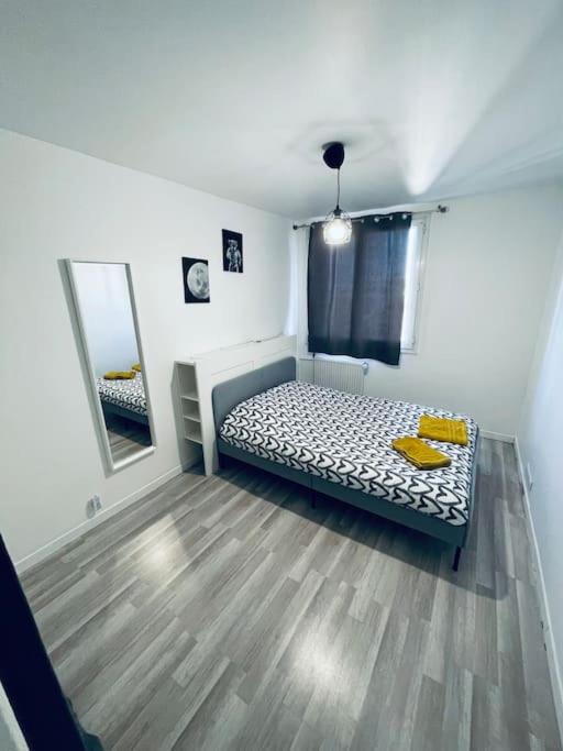 une chambre avec un lit dans une pièce dans l'établissement 8N Apartment group near Paris, à Bondy