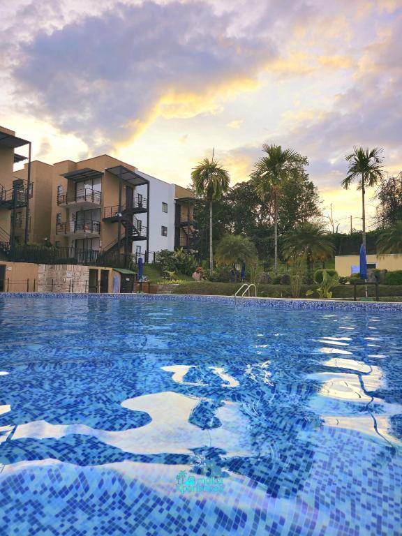 Bazén v ubytování Apartamento Privado Vacacional a 5m del Aeropuerto, 20 minutos del Parque del Cafe y Centro de Armenia con 4 Piscinas, 3 Jacuzzi, Sauna By Molca Xperiences 3H nebo v jeho okolí