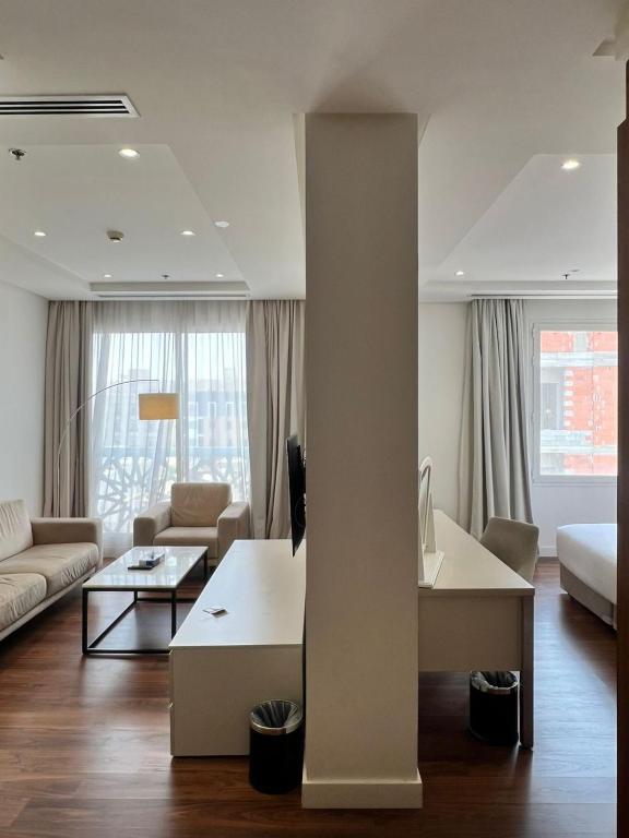 Postel nebo postele na pokoji v ubytování Landmark Hotel & Suites فندق وأجنحة لاندمارك