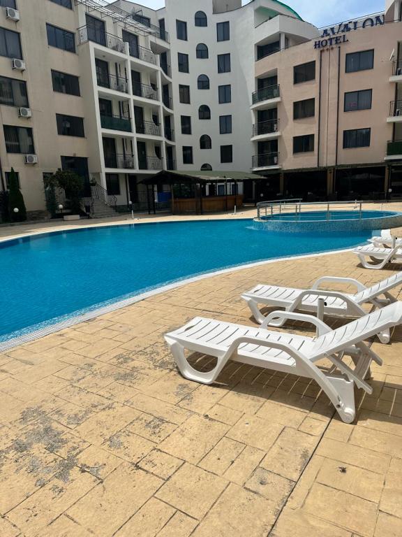 Bazén v ubytování Apart Hotel Avalon nebo v jeho okolí