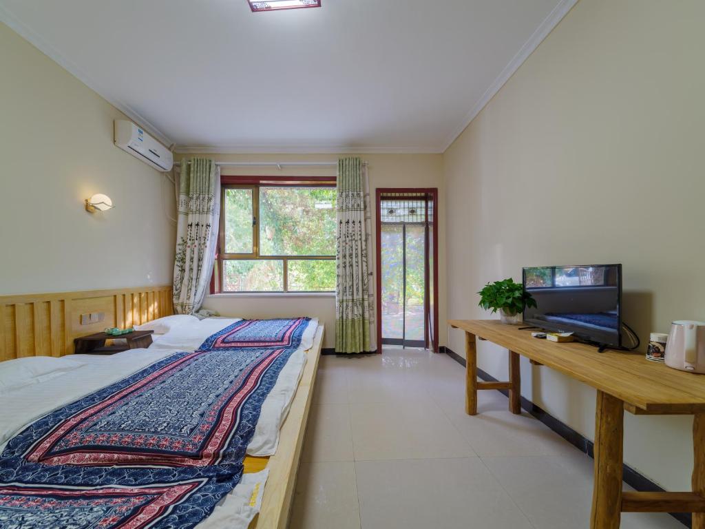 Postel nebo postele na pokoji v ubytování Dunhuang Hu Yang Inn