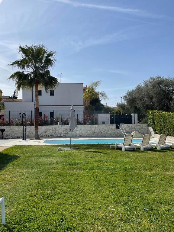 Photo de la galerie de l'établissement Magnifique studio sur les hauteurs de Nice, piscine, parking et WIFI, à Nice