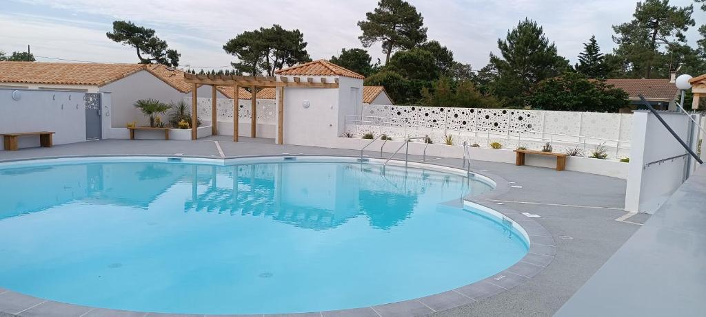 une grande piscine bleue dans une cour dans l'établissement Maison de vacances 4 personnes, à La Tranche-sur-Mer