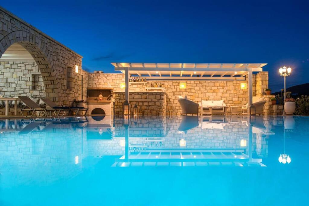Bazén v ubytování Villa Dionysos in Aliki nebo v jeho okolí