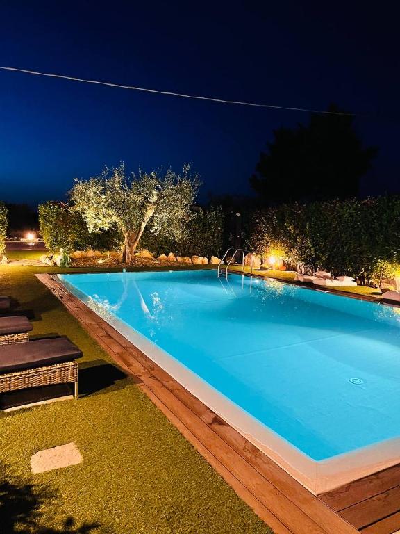 The swimming pool at or close to La linea dell'orizzonte