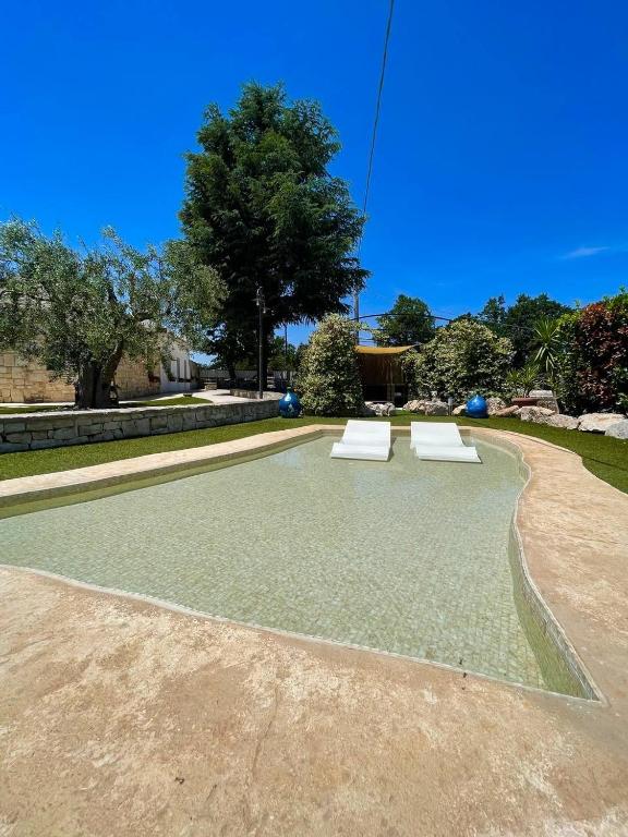 A garden outside La linea dell'orizzonte