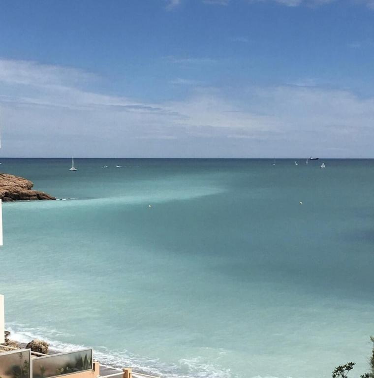 une vue sur l'océan avec des bateaux dans l'eau dans l'établissement Sète plage les quilles, à Sète