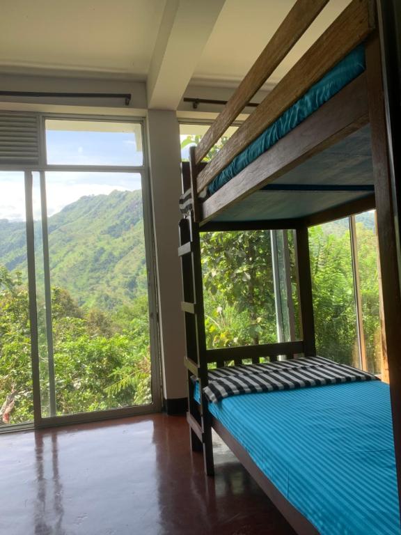 Nespecifikovaný výhled na hory nebo výhled na hory při pohledu z hostelu
