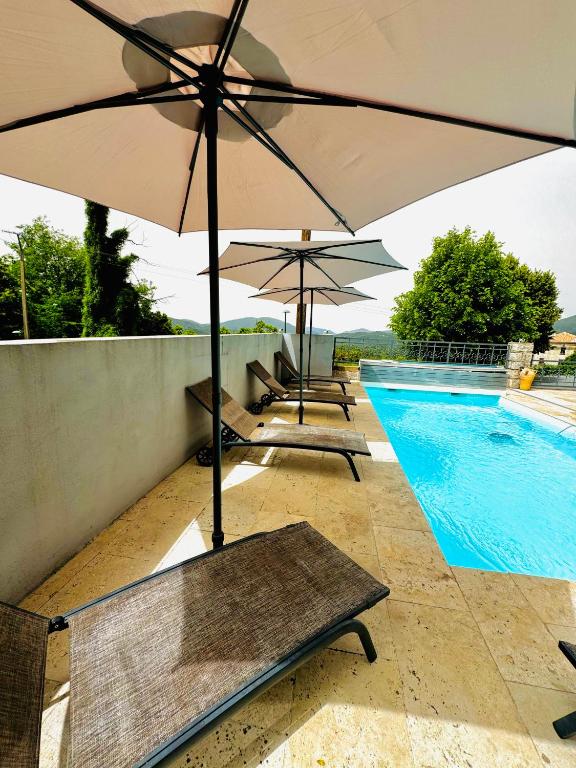Bazén v ubytování Hotel Clair de Lune nebo v jeho okolí