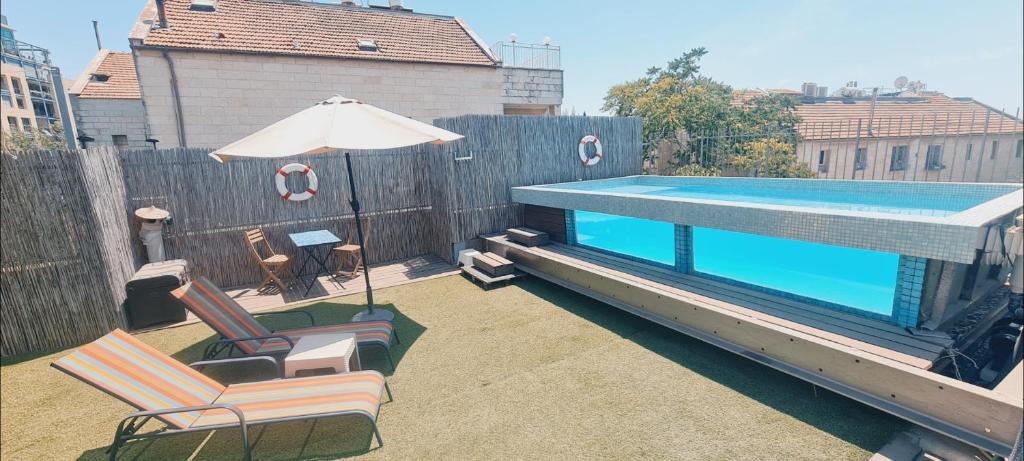 La alberca dentro o cerca de Private Swimming Pool ! דירת סטודיו קטנה עם בריכה פרטית