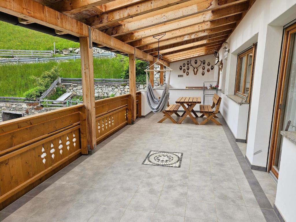 Balkón nebo terasa v ubytování Alpenblick Lodge Tscholl