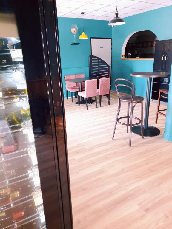Kuchyň nebo kuchyňský kout v ubytování Logis Hôtels et restaurant La Pause Rn7