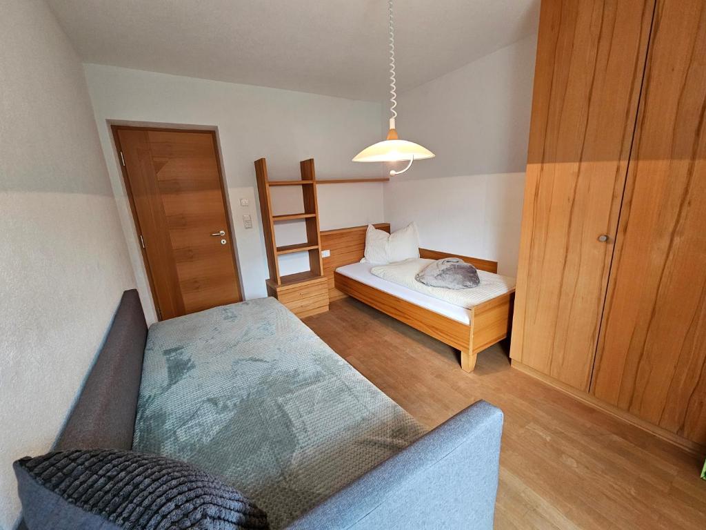 Postel nebo postele na pokoji v ubytování Alpenblick Lodge Tscholl