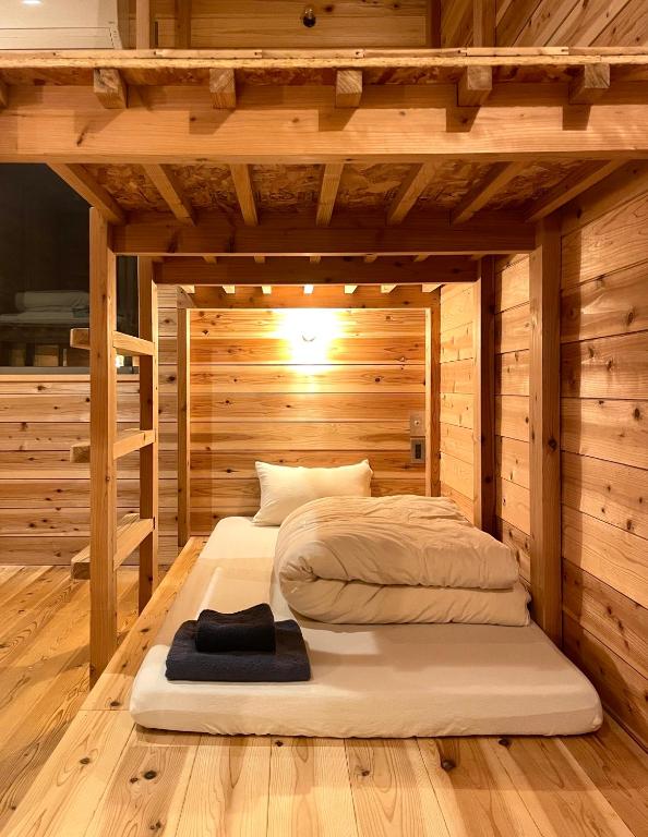 Postel nebo postele na pokoji v ubytování 西海岸オーガニック小麦畑1200坪眺望FarmStayYululu