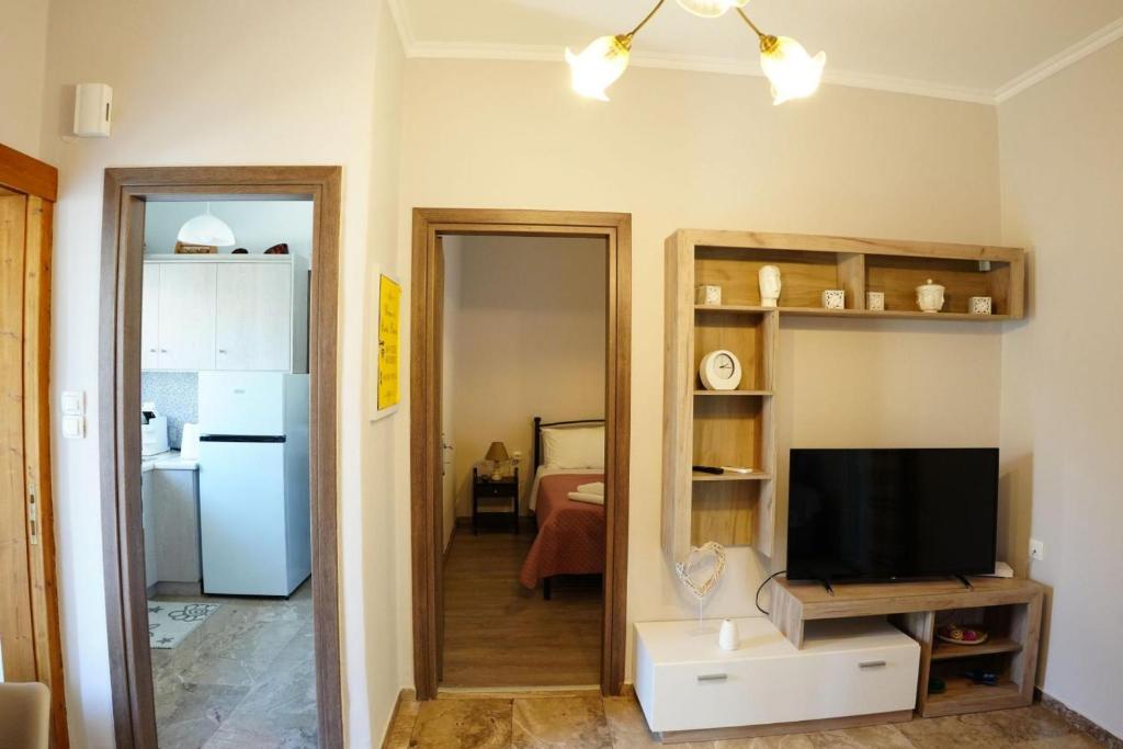 Televízia a/alebo spoločenská miestnosť v ubytovaní Centro Bianco Lefkada