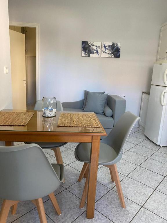 salon ze stołem i kanapą w obiekcie Lefkada Blue - Apartments w mieście Leukada (miasto)