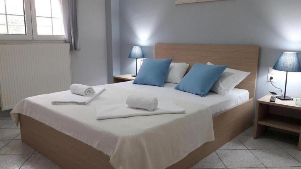 Łóżko lub łóżka w pokoju w obiekcie Lefkada Blue - Apartments