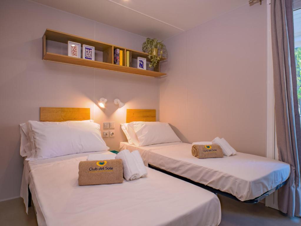 Postel nebo postele na pokoji v ubytování Club del Sole Milano Marittima Boutique Resort