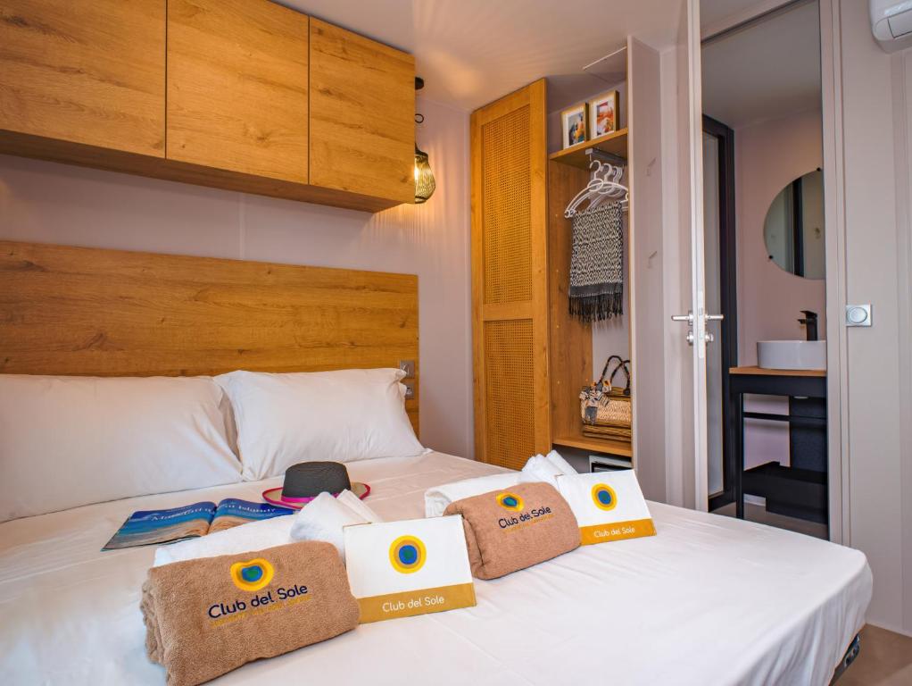 Postel nebo postele na pokoji v ubytování Club del Sole Milano Marittima Boutique Resort