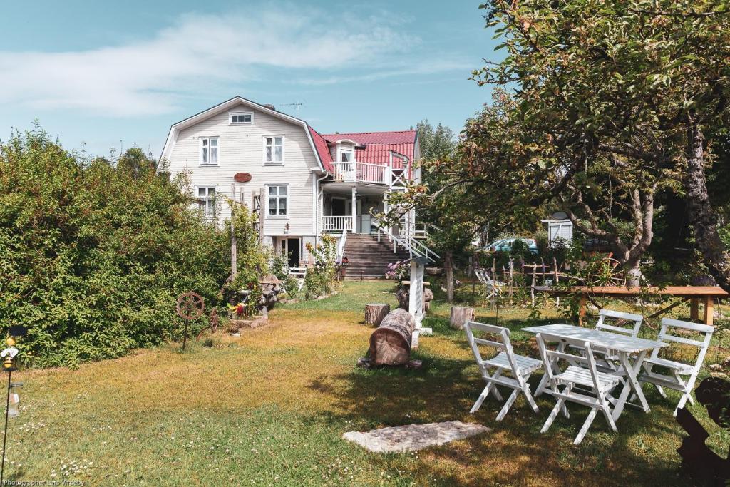 a table and chairs in front of a house at ÖlandsRo B&B in Föra