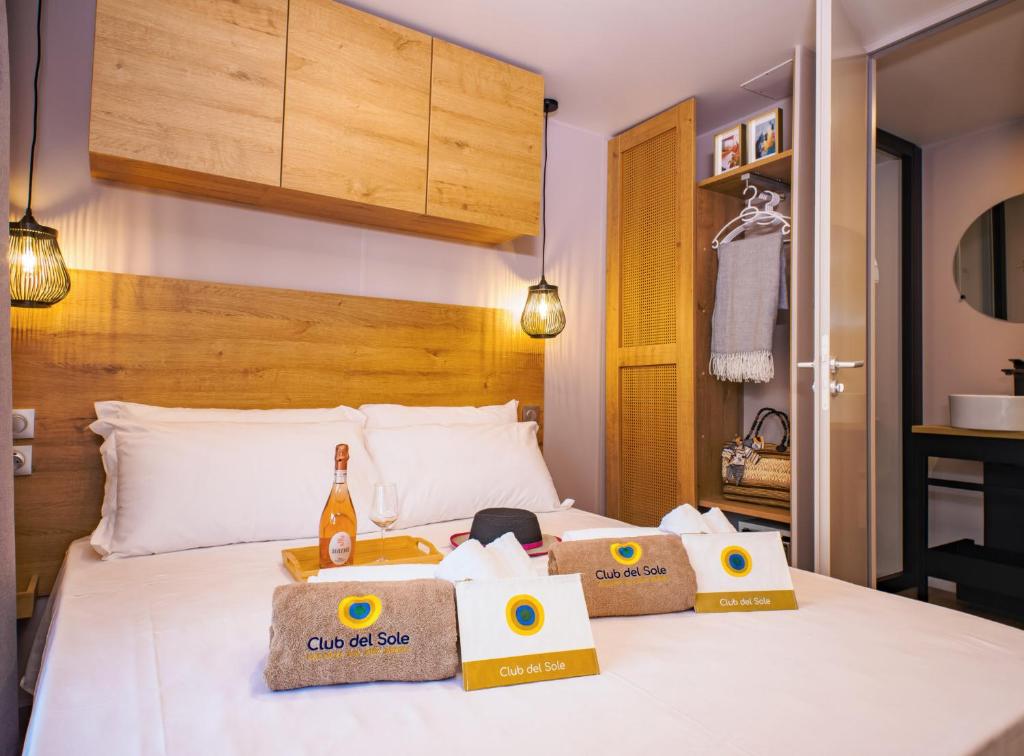 Postel nebo postele na pokoji v ubytování Club del Sole Milano Marittima Boutique Resort