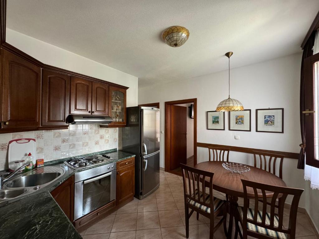 Kuchyňa alebo kuchynka v ubytovaní Apartment Tea Katnic