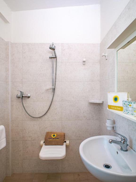 Koupelna v ubytování Club del Sole Milano Marittima Boutique Resort