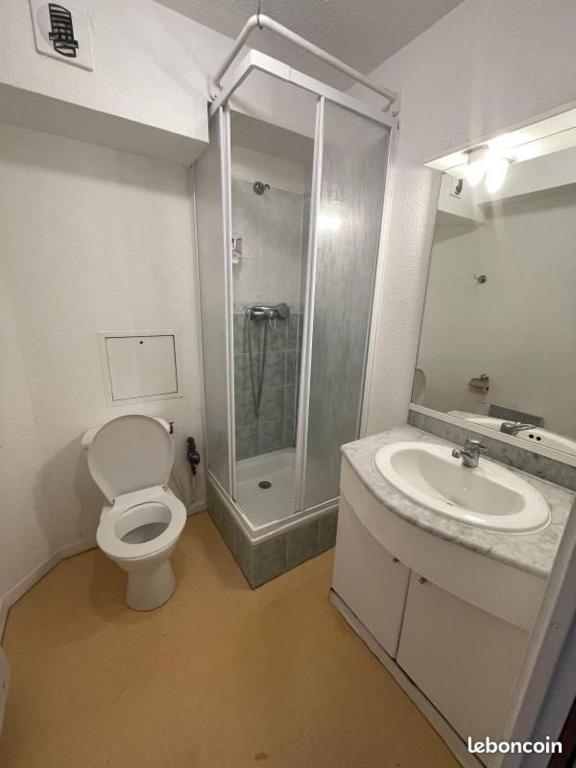 une salle de bain avec une douche, des toilettes et un lavabo dans l'établissement Issy Citea Access dayuse Room - Work and Day Rest Timeshare -- 2 min tram - Formule Temps Partagé -- Navette ile d'Issy Avenue Paris 92320 espace nuit, à Issy-les-Moulineaux