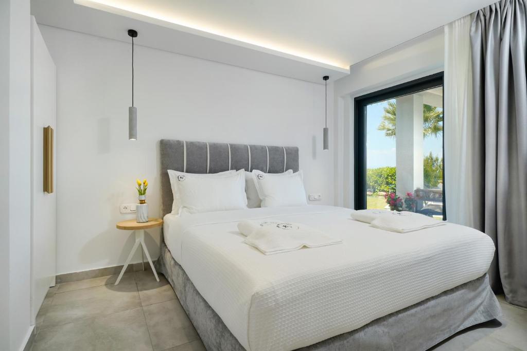 Postel nebo postele na pokoji v ubytování Kefi Luxury Villas