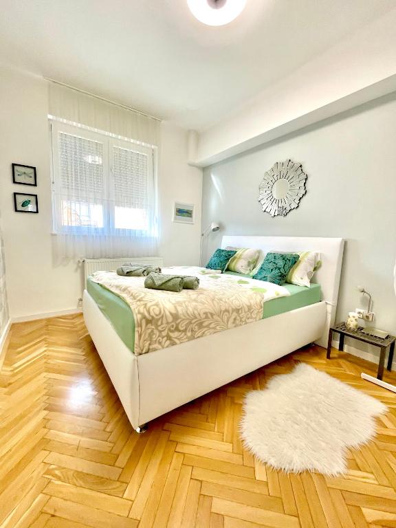 Postel nebo postele na pokoji v ubytování Mint Pearl Apartment 3 rooms 2 bathrooms at Kálvin Square