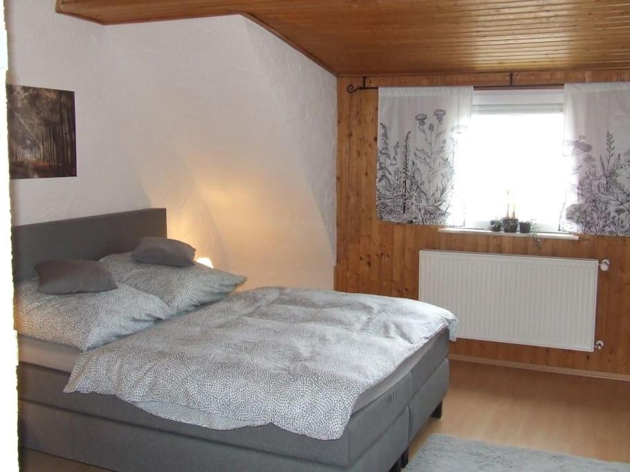 Postel nebo postele na pokoji v ubytování Ferienwohnung Birkenwäldchen
