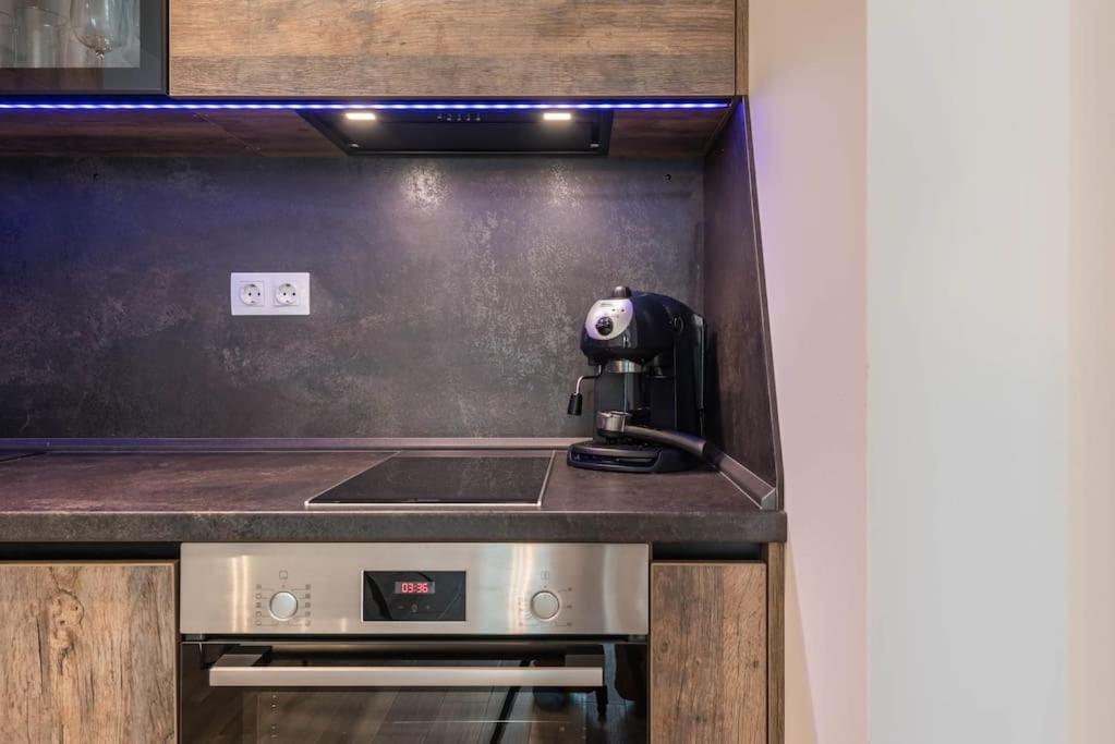 Kuchyň nebo kuchyňský kout v ubytování Azur Deluxe Apartment