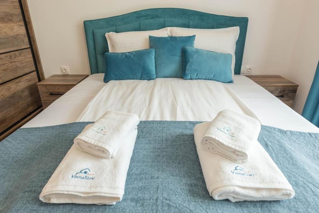Postel nebo postele na pokoji v ubytování Azur Deluxe Apartment