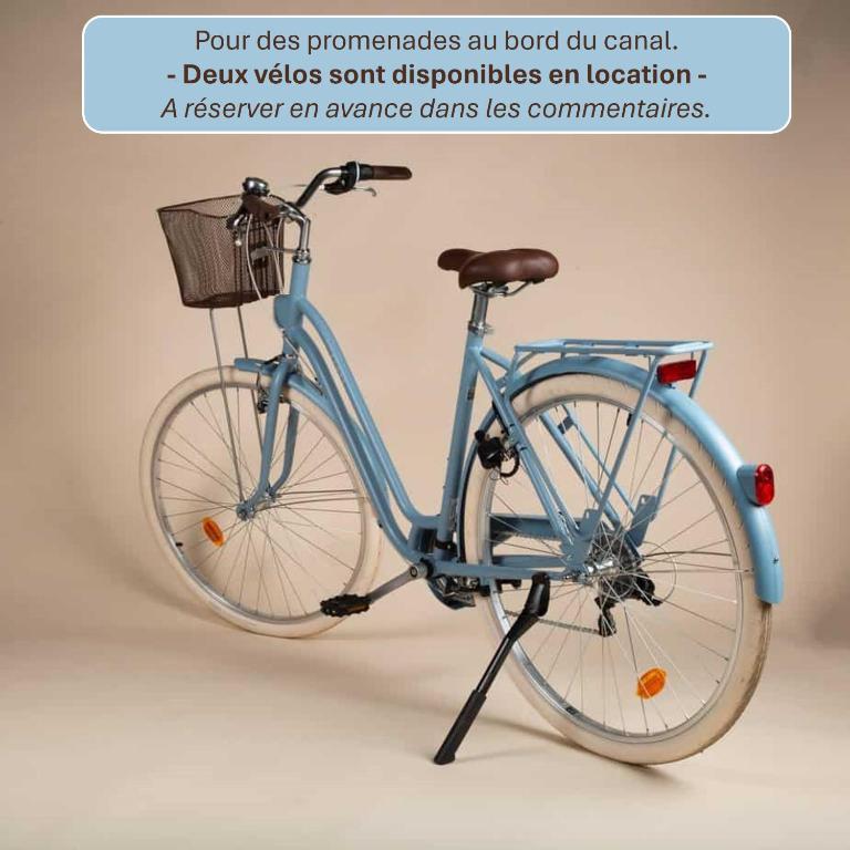 a blue bike with a basket on the back at Péniche GEMJO in Castelsarrasin