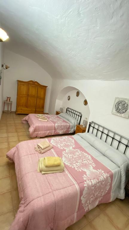 Postel nebo postele na pokoji v ubytování Cuevas Cañada de las Piedras