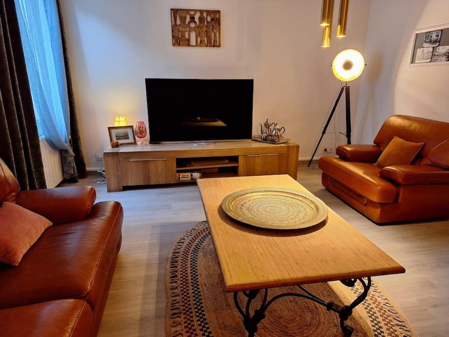 un salon avec un canapé et une table basse dans l'établissement Cocon dans l'artère du centre-ville, à Reims