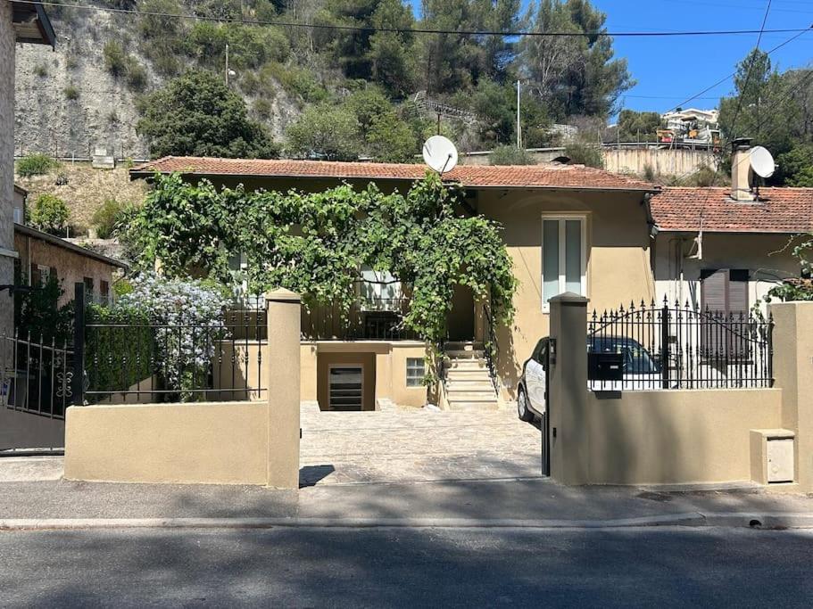 une maison avec une porte devant elle dans l'établissement Appartement en rez-de-maison, à Nice
