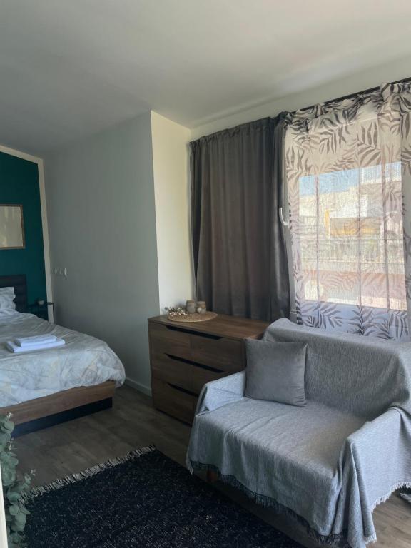 Luna's Sea View & City Center Apartment - 13