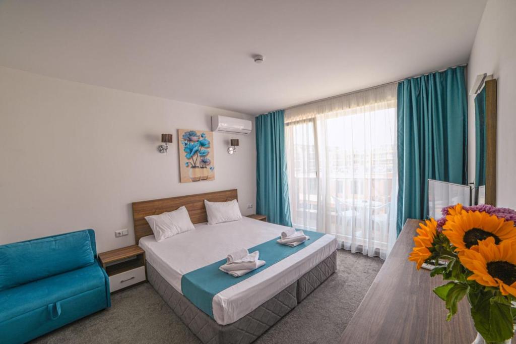 A bed or beds in a room at Hotel Zonya