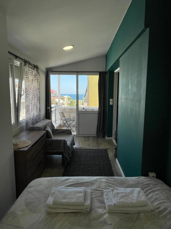 Luna's Sea View & City Center Apartment - 6