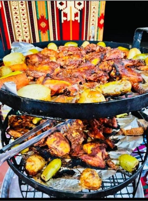 Makanan di atau berdekatan rumah tamu ini
