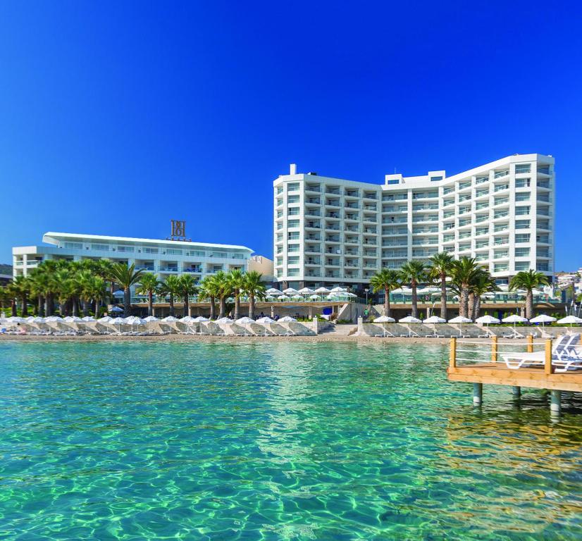 vista di un hotel dall'acqua con molo di Boyalik Beach Hotel & Spa Cesme a Çeşme