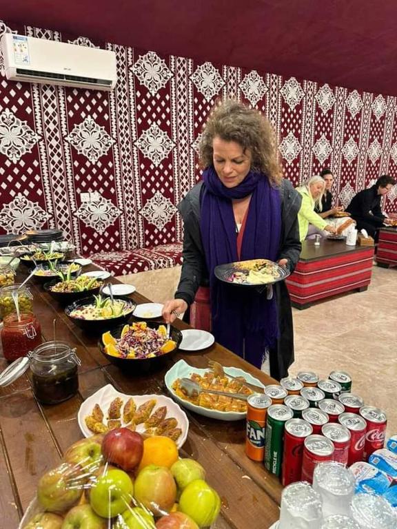 Makanan di atau berdekatan rumah tamu ini