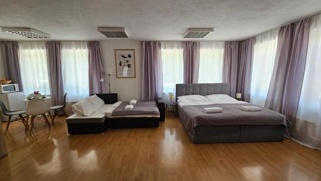 Postel nebo postele na pokoji v ubytování Apartmány v Zlatej uličke
