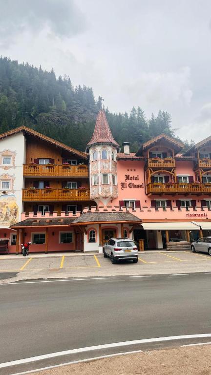 Nespecifikovaný výhled na hory nebo výhled na hory při pohledu z hotelu