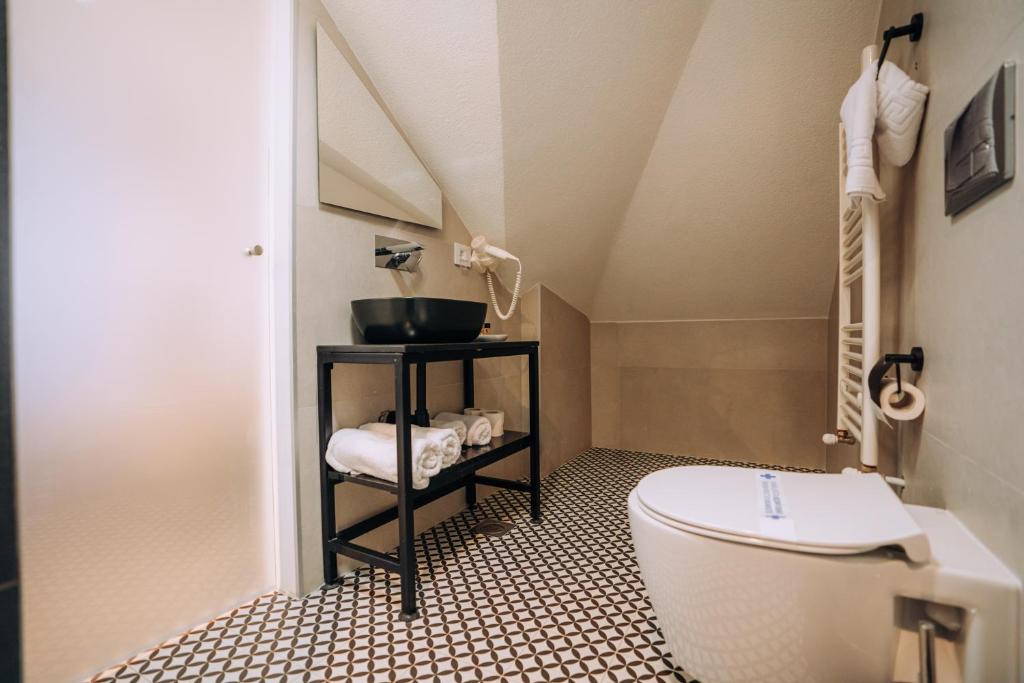 een badkamer met een wastafel en een toilet bij Villa PUPIN in Ohrid