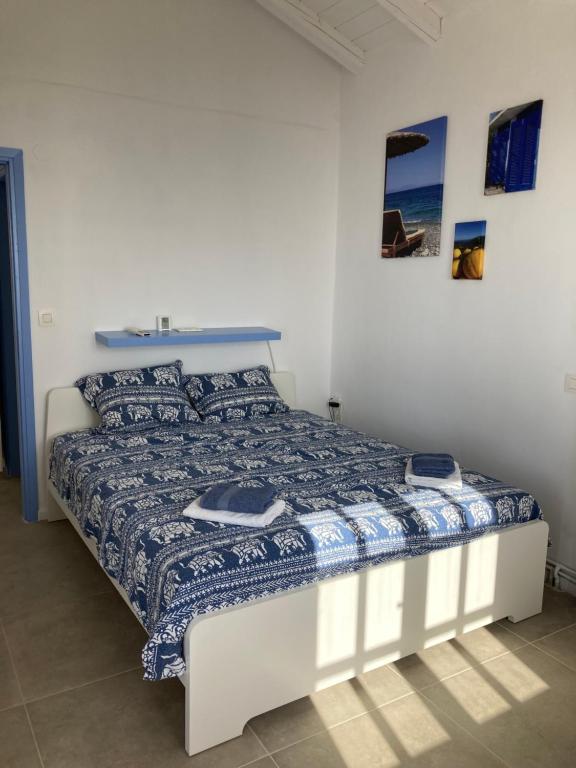 Posteľ alebo postele v izbe v ubytovaní Spiti Koryfi